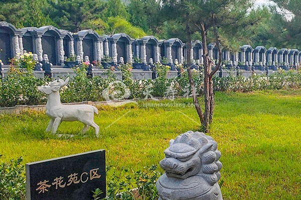 遑家龙山陵园